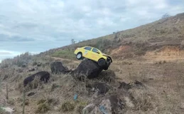 Carro em cima de pedra intriga motoristas que passavam por rodovia de MG