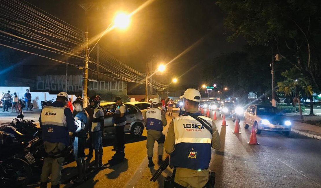 Treze condutores foram retirados de circulação em Lei Seca no Jaraguá Folia