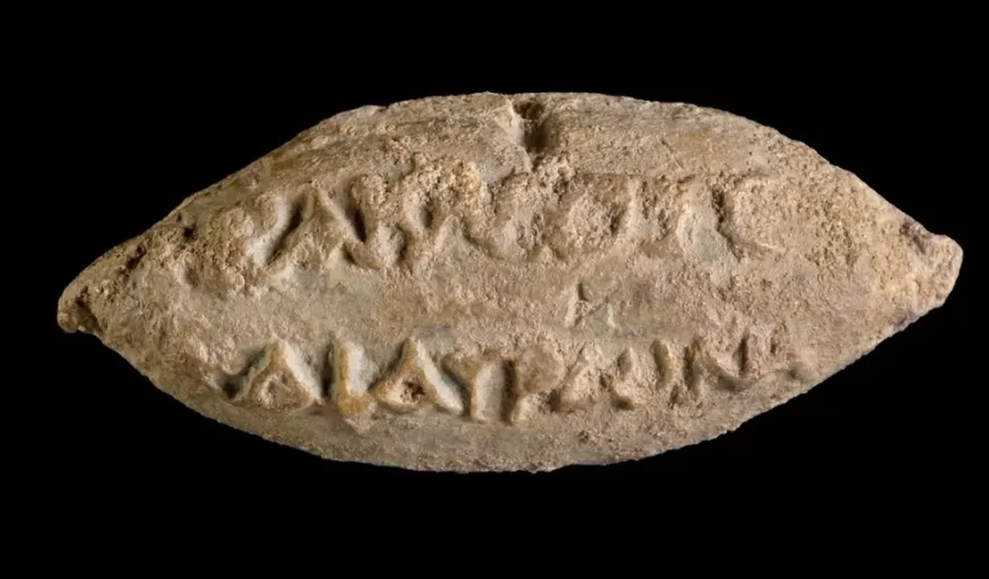 Arqueólogos acham munição de mais de 2 mil anos com nomes de deuses gregos