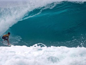 Medina é bicampeão mundial de surfe após se classificar à final em Pipeline