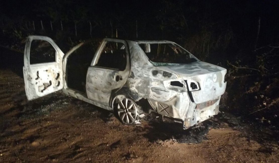[Vídeo] Taxista é assaltado durante corrida e tem veículo carbonizado em Arapiraca