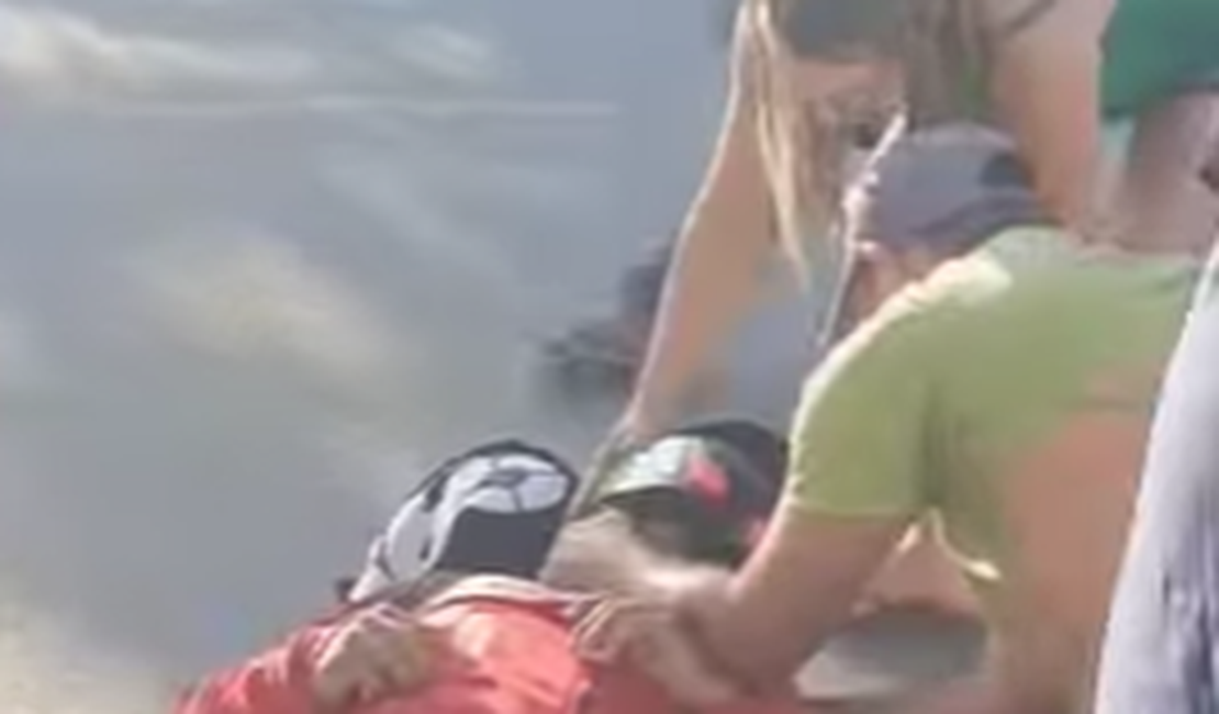 Homem cai de moto e desmaia na Rua Benjamim Freire em Arapiraca