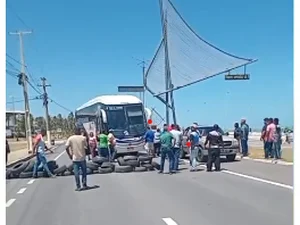 Motoristas bloqueiam Av. Assis Chateaubriand contra atuação da SMTT em Marechal