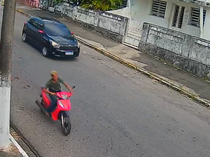 [Vídeo] Câmeras flagram furto de motocicleta em rua movimentada do Farol