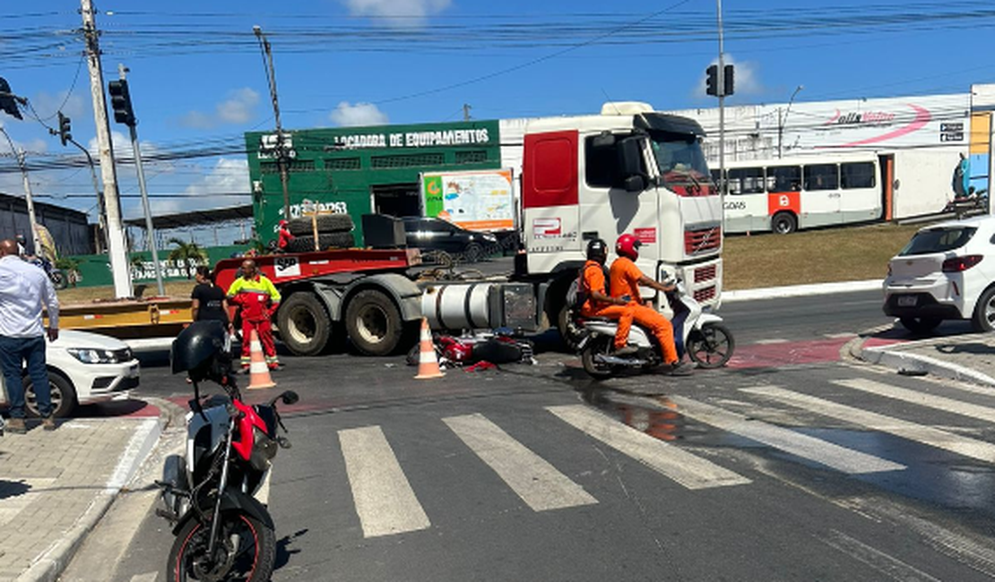 [Vídeo] Motociclista fica ferido após colisão com caminhão no bairro Antares, em Maceió