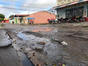 [Vídeo] Buraco tem atrapalhado quem passa no bairro Caititus, em Arapiraca