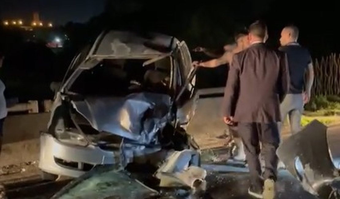 Colisão entre dois carros deixa uma vítima presa às ferragens na Ladeira do Catolé