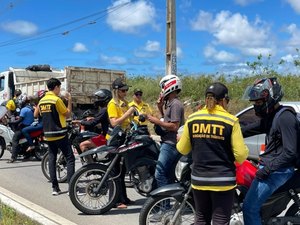 DMTT realiza ação educativa com motociclistas na Avenida Rota do Mar
