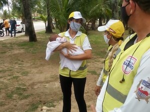 Bebê em situação de rua é resgatado por agentes da Ronda no Bairro na orla de Maceió