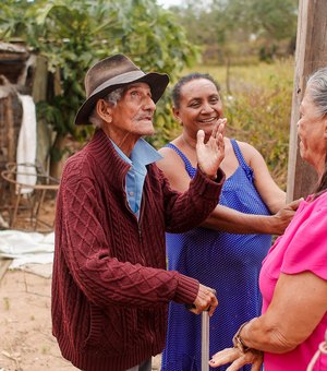 Tia Júlia acompanha perfuração de poço e chegada de água em comunidade rural