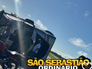 Carreta tomba e deixa motorista ferido na BR-101, em São Sebastião