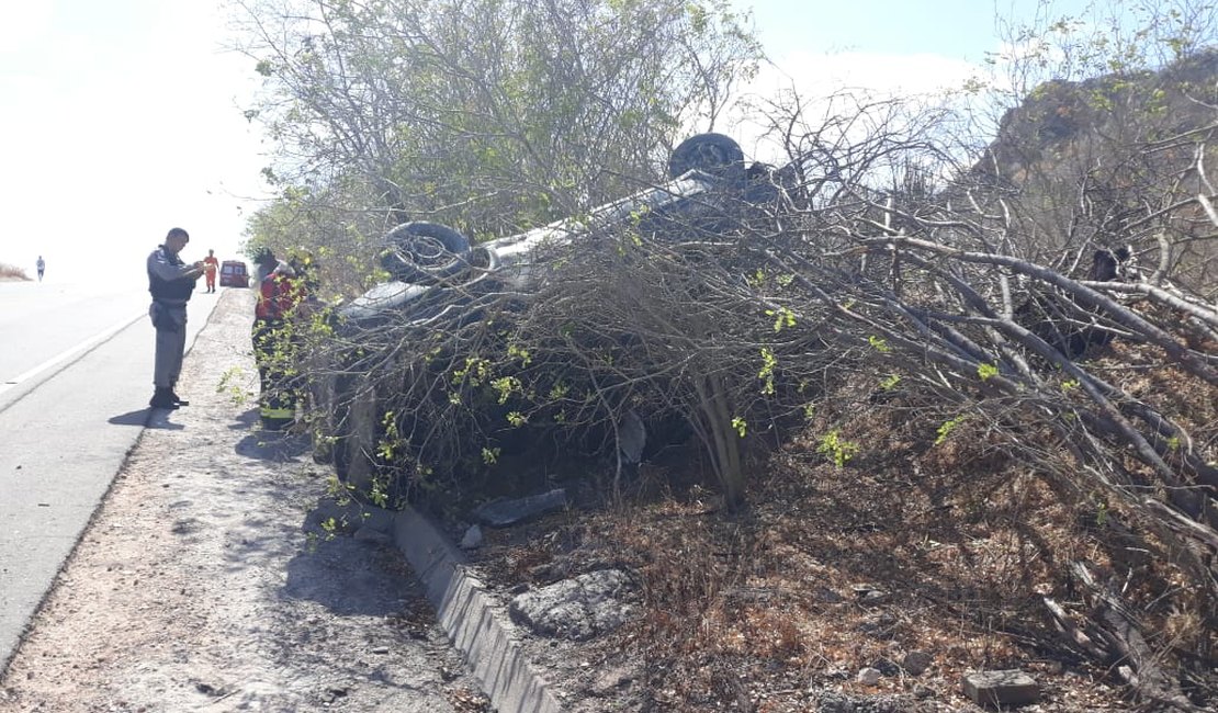 Capotamento deixa dois feridos na rodovia AL-220 em Delmiro Gouveia
