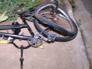 Colisão entre moto e bicicleta deixa duas pessoas feridas