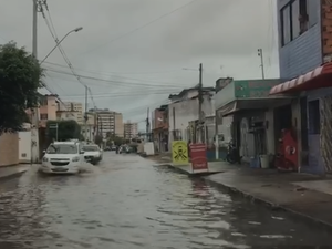 [Vídeo] Ruas da capital ficam alagadas após chuvas 