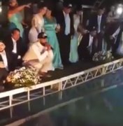 [Vídeo] Passarela da piscina quebra com padrinhos durante casamento em Arapiraca
