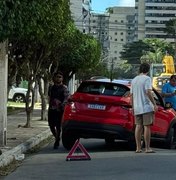 Carro cai em cratera aberta após chuvas no bairro da Ponta Verde, em Maceió