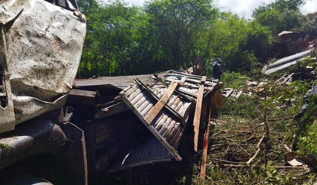 [ Vídeo] Motorista de caminhão morre após capotamento na Serra das Pias