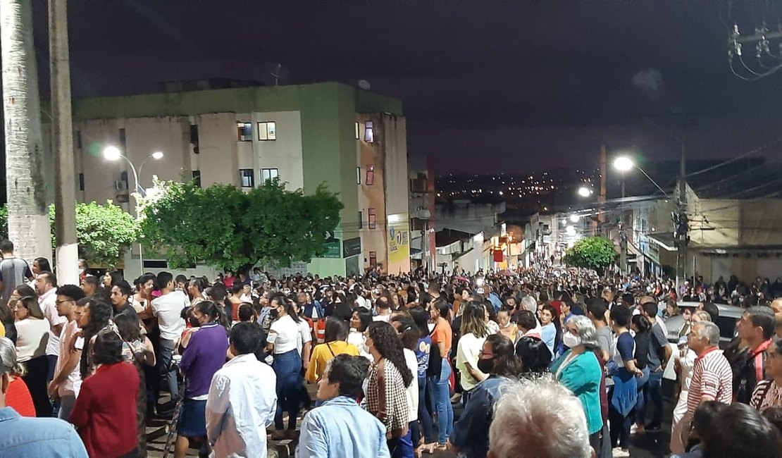 Milhares de pessoas participam de procissão de Corpus Christi em Palmeira dos Índios
