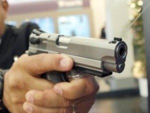 Cigarros, desodorantes e dinheiro são levados de loja