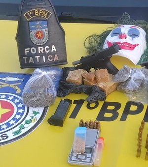 PM apreende máscara do Coringa, armas e drogas em ‘estoque’ de facção criminosa