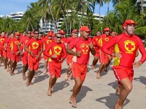 Bombeiros resgatam banhistas no litoral sul