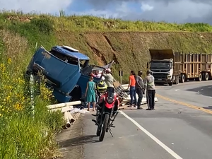 Caminhão com carga de tubos de PVC colide contra barreira na BR-416, em Colônia Leopoldina