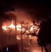 Incêndio de grandes proporções atinge prédio da UFPE em Recife-PE