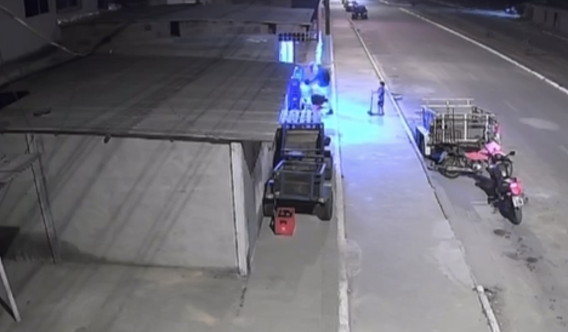 [Vídeo] Assalto é registrado por câmeras em frente a depósito de bebidas na Cidade Universitária