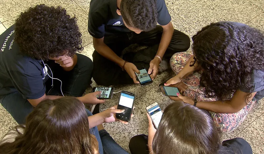 Comissão de Educação aprova projeto que proíbe celular em escolas