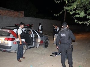 Criminosos fazem arrastão em residência e mantem família refém