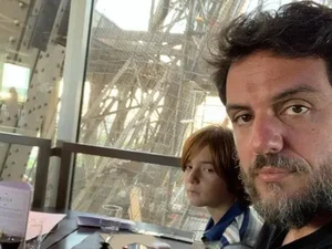 Rodrigo Lombardi e família se decepcionam com vista dentro da Torre Eiffel