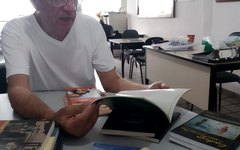 Escritor visita Porto Calvo e doa livros à Biblioteca Pública