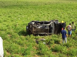 [Vídeo] Carro capota e vítimas ficam presas às ferragens em Lagoa da Canoa