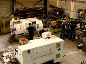 Produção industrial cai 0,7% em fevereiro, após 9 meses de crescimento