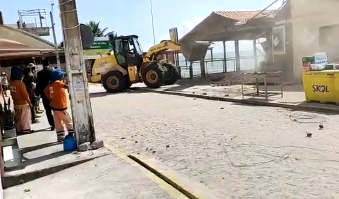 [Vídeo] Barracas da orla da Barra de São Miguel são demolidas nesta terça