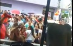 Manifestantes invadem lojas e obrigam funcionários a fechá-las em Arapiraca