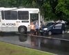Colisão entre ônibus e carro deixa trânsito lento no bairro Gruta de Lourdes, em Maceió