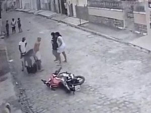 Jovem é preso após participar de assaltos no Centro de Penedo; ele foi rendido por populares