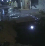 Moradores do Brisa do Lago pedem providências para tapar buraco enorme ao lado de escola