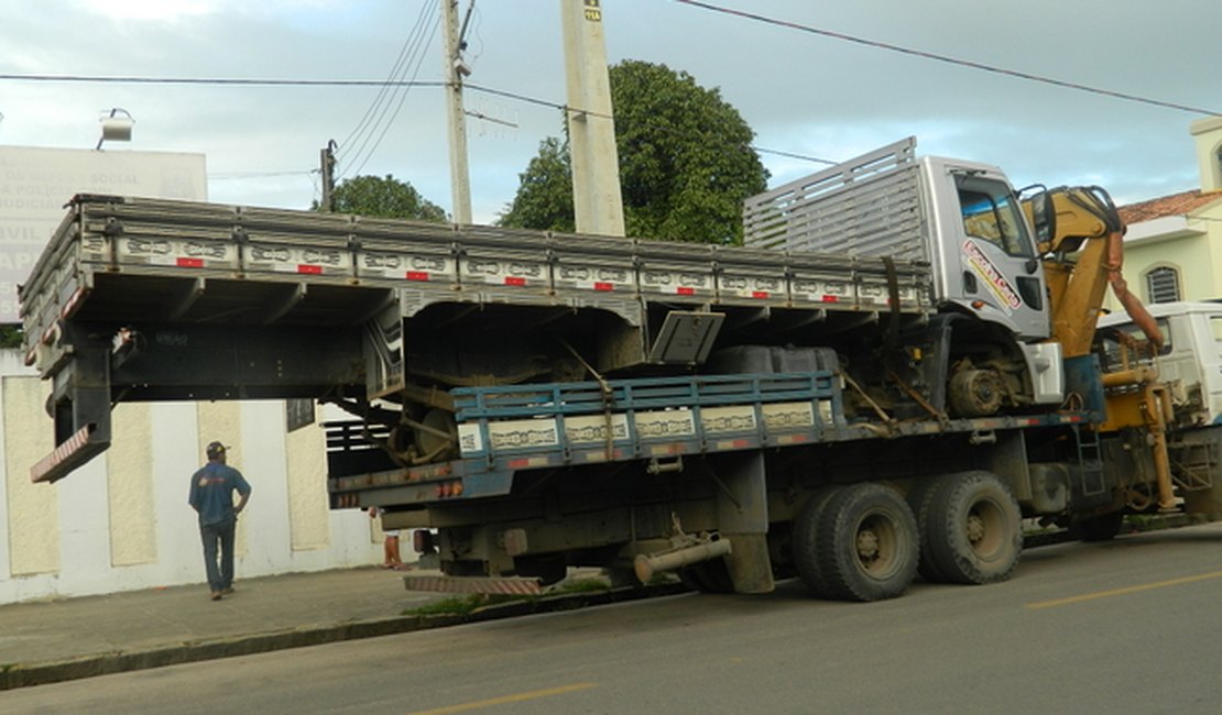 Caminhão roubado no sábado é encontrado na AL-220 sem pneus