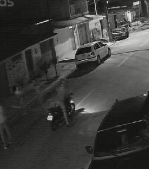 Câmeras de segurança flagram assalto a três jovens na Santa Lúcia