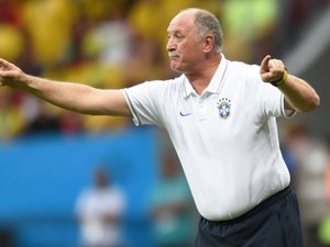 Felipão entrega o cargo, mas lembra que, graças a ele, Seleção voltou à semifinal