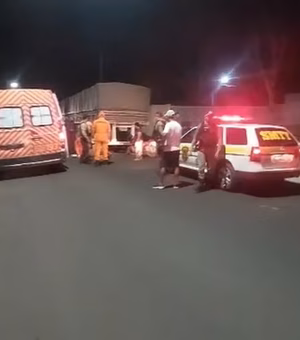 Homem fica ferido depois de colidir moto na traseira de caminhão em Delmiro Gouveia