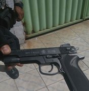 Jovem é preso e adolescente apreendido com revólver falso na Ponta Grossa 