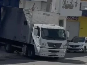 Caminhão desgovernado atinge mulher e criança no Sertão da Paraíba
