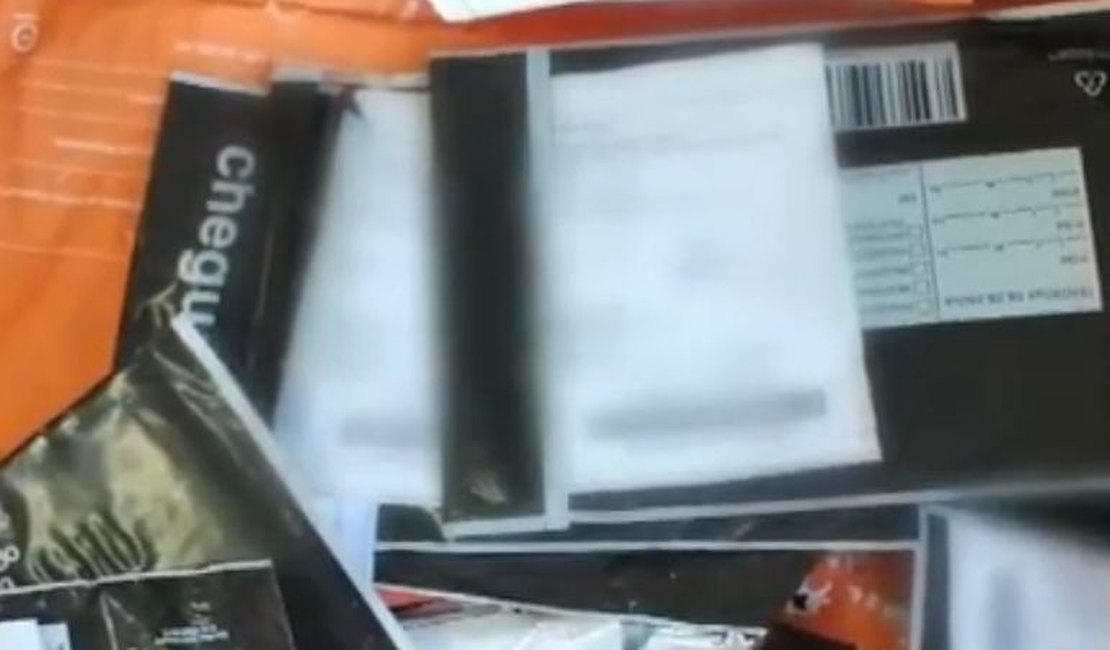 Empresas de entrega estão extraviando cartões de crédito e descartando nas ruas de Arapiraca, diz denúncia