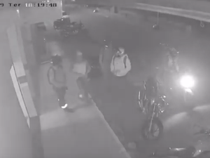 [Vídeo] Jovem tenta roubar motocicleta mas é detido pelas vítimas, em Arapiraca 