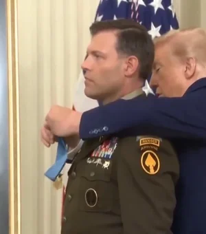 Trump se atrapalha ao colocar medalha em veterano de guerra dos EUA