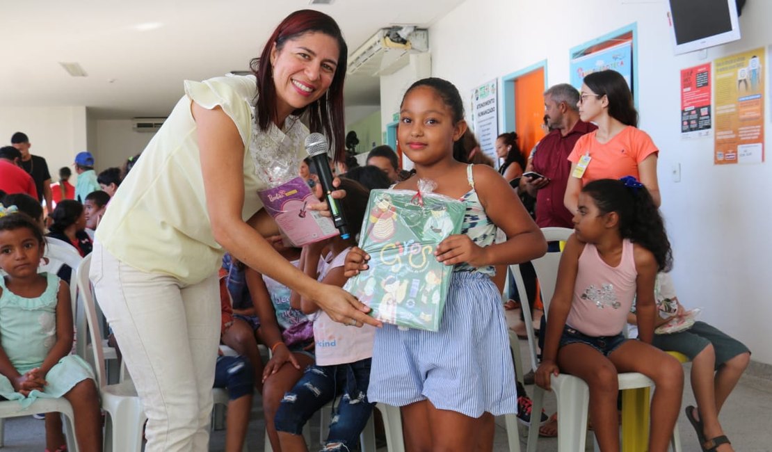 Crianças internadas ganham presentes natalinos no Hospital de Emergência do Agreste 