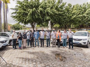 Prefeito JHC entrega veículos para instituições de dependentes químicos